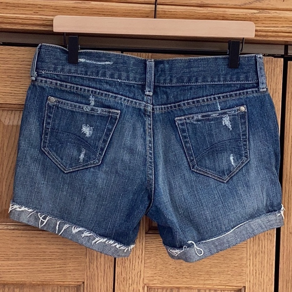 Decree distressed, medium wash denim blue jean shorts. Size 7 - Picture 3 of 12
